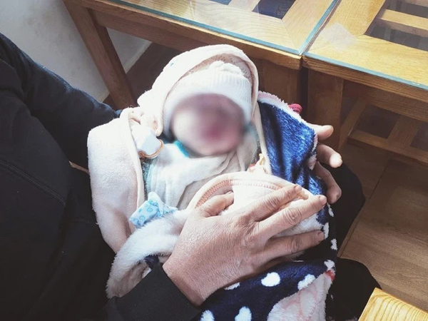 Đau lòng: Bé gái sơ sinh cuống rốn còn buộc dây thun bị bỏ rơi cả đêm dưới cơn mưa tầm tã-1