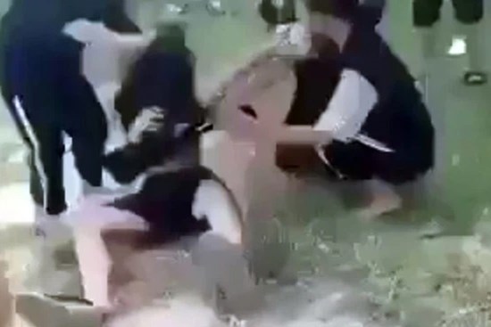Vụ clip nữ sinh bị đánh hội đồng, lột áo giữa ban ngày: Gia đình nạn nhân nói gì?