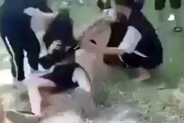 Vụ clip nữ sinh bị đánh hội đồng, lột áo giữa ban ngày: Gia đình nạn nhân nói gì?-1