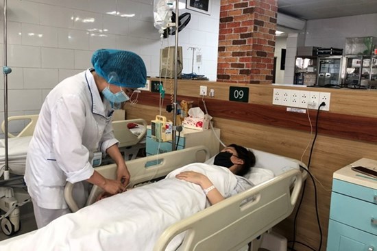 Nguy hại khi tự dùng thuốc hạ sốt chữa Covid-19 theo mạng xã hội