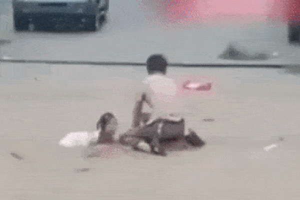 Tàu điện ngầm chìm trong nước lũ, 12 người chết, hành khách tuyệt vọng gọi từ biệt người thân-5