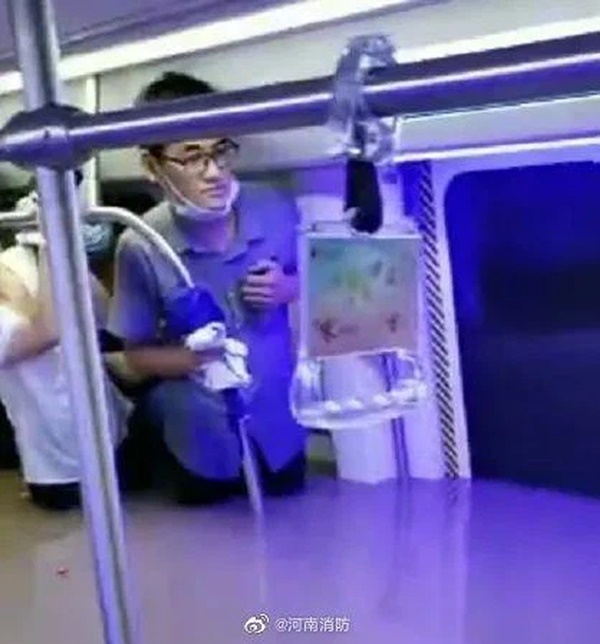 Tàu điện ngầm chìm trong nước lũ, 12 người chết, hành khách tuyệt vọng gọi từ biệt người thân-3