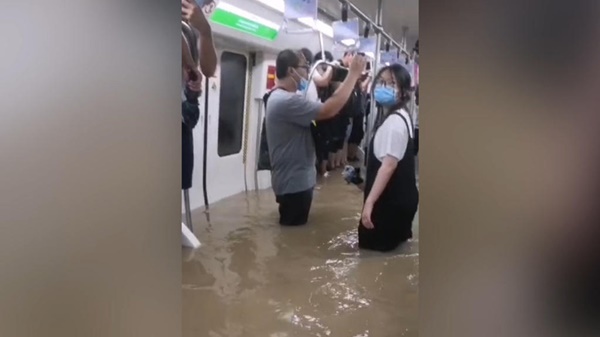 Tàu điện ngầm chìm trong nước lũ, 12 người chết, hành khách tuyệt vọng gọi từ biệt người thân-2