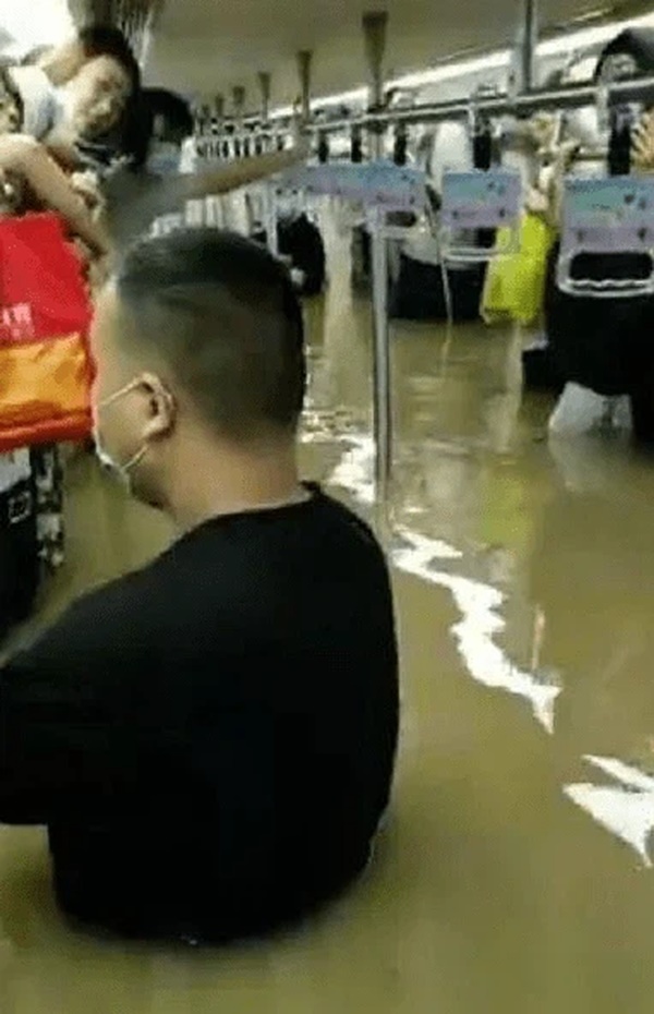 Tàu điện ngầm chìm trong nước lũ, 12 người chết, hành khách tuyệt vọng gọi từ biệt người thân-1