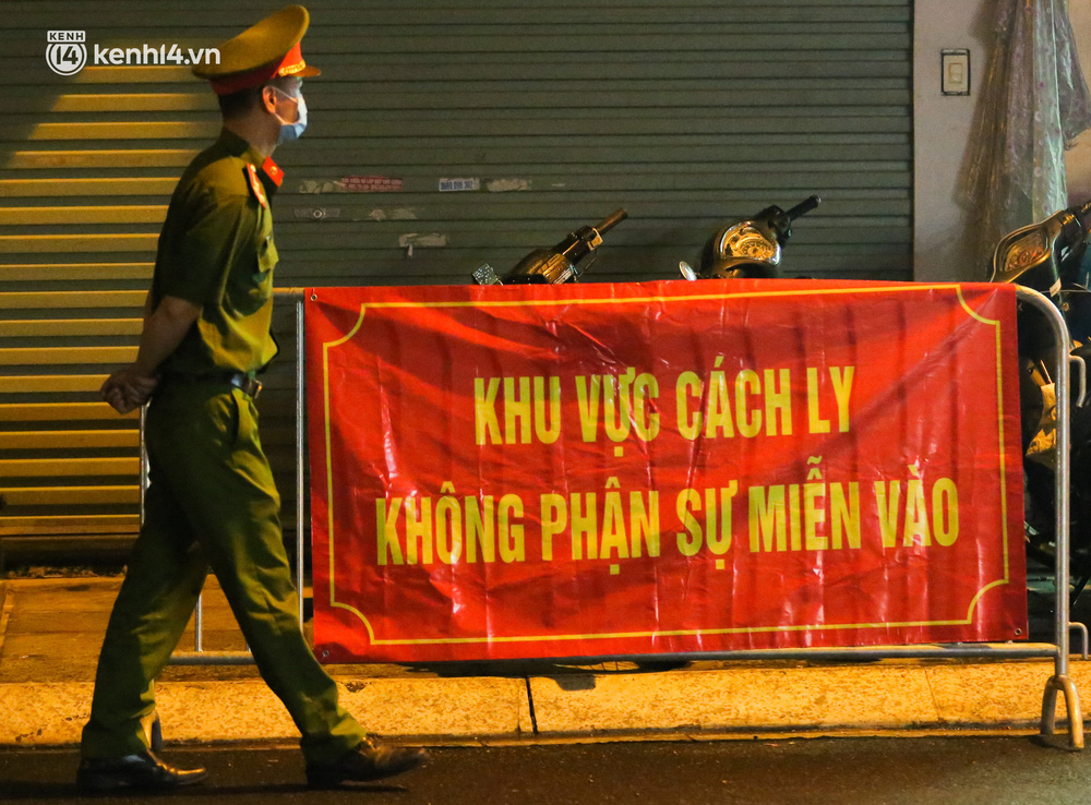 Hà Nội: Phong toả, lấy mẫu xét nghiệm xuyên đêm cho người dân sau 2 ca dương tính SARS-CoV-2 mới tại Tây Hồ-3