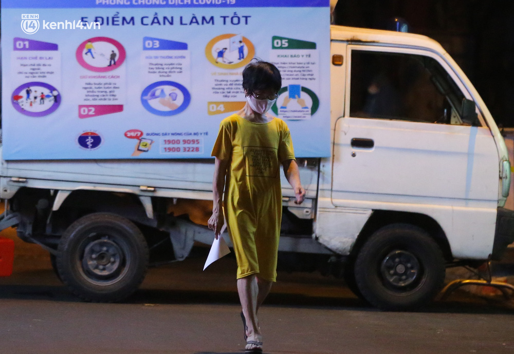 Hà Nội: Phong toả, lấy mẫu xét nghiệm xuyên đêm cho người dân sau 2 ca dương tính SARS-CoV-2 mới tại Tây Hồ-12