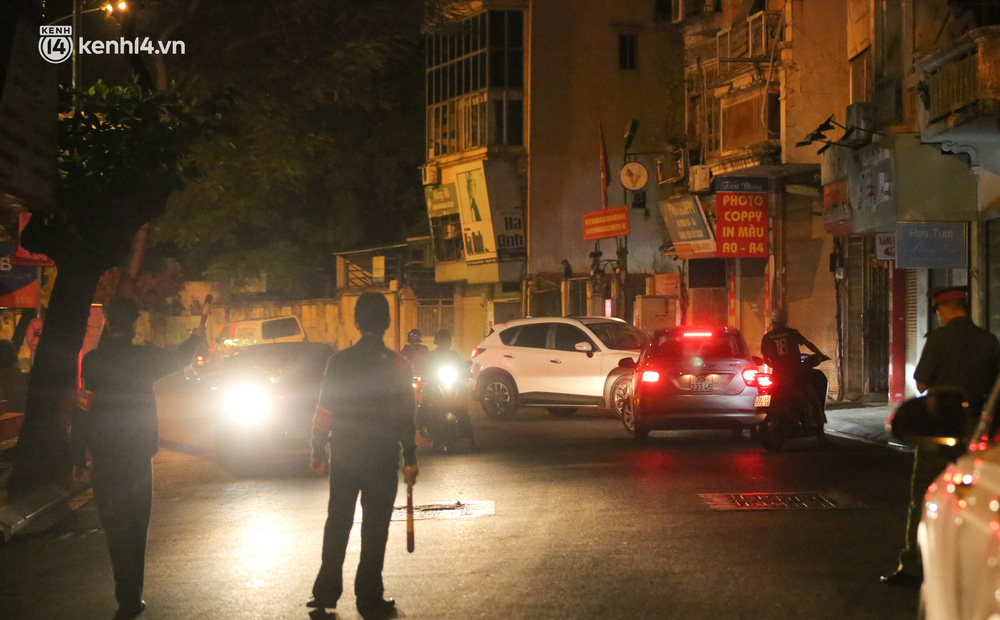 Hà Nội: Phong toả, lấy mẫu xét nghiệm xuyên đêm cho người dân sau 2 ca dương tính SARS-CoV-2 mới tại Tây Hồ-15