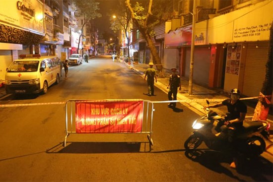 Hà Nội: Phong toả, lấy mẫu xét nghiệm xuyên đêm cho người dân sau 2 ca dương tính SARS-CoV-2 mới tại Tây Hồ