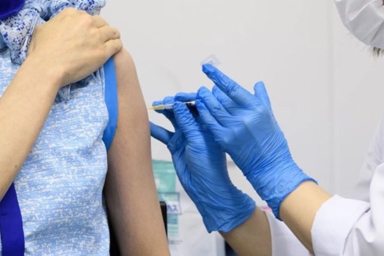 Trước và sau khi tiêm vắc xin Covid-19, có được uống thuốc điều trị các bệnh khác không?