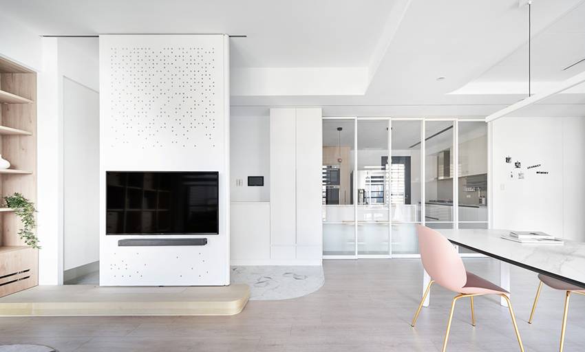 Căn nhà của một bác sĩ sẽ trông thế nào? Bức tường tivi được thiết kế trượt độc đáo, dù 80% nhà được phủ màu trắng nhưng không hề lạnh lẽo nhờ áp dụng cách này-2