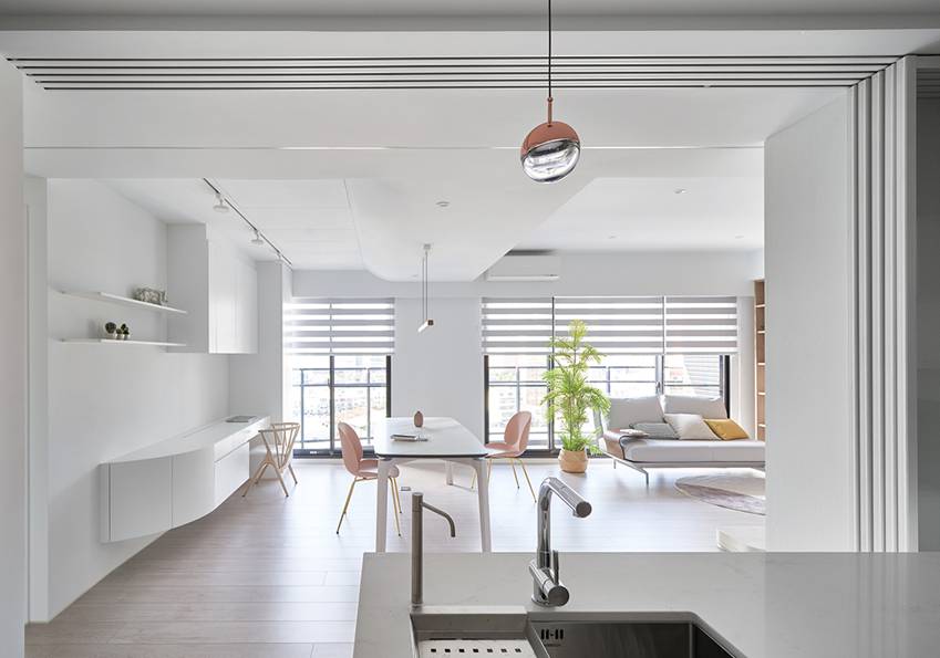 Căn nhà của một bác sĩ sẽ trông thế nào? Bức tường tivi được thiết kế trượt độc đáo, dù 80% nhà được phủ màu trắng nhưng không hề lạnh lẽo nhờ áp dụng cách này-3