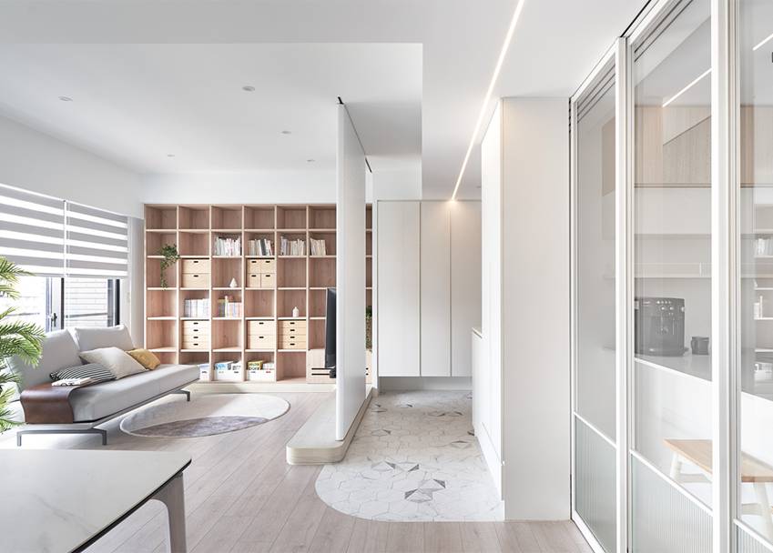 Căn nhà của một bác sĩ sẽ trông thế nào? Bức tường tivi được thiết kế trượt độc đáo, dù 80% nhà được phủ màu trắng nhưng không hề lạnh lẽo nhờ áp dụng cách này-4