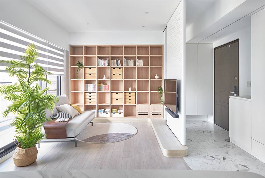 Căn nhà của một bác sĩ sẽ trông thế nào? Bức tường tivi được thiết kế trượt độc đáo, dù 80% nhà được phủ màu trắng nhưng không hề lạnh lẽo nhờ áp dụng cách này-6