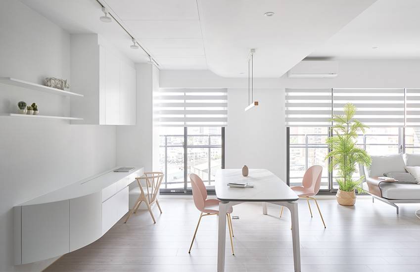 Căn nhà của một bác sĩ sẽ trông thế nào? Bức tường tivi được thiết kế trượt độc đáo, dù 80% nhà được phủ màu trắng nhưng không hề lạnh lẽo nhờ áp dụng cách này-7