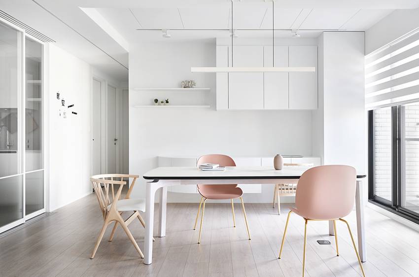 Căn nhà của một bác sĩ sẽ trông thế nào? Bức tường tivi được thiết kế trượt độc đáo, dù 80% nhà được phủ màu trắng nhưng không hề lạnh lẽo nhờ áp dụng cách này-8