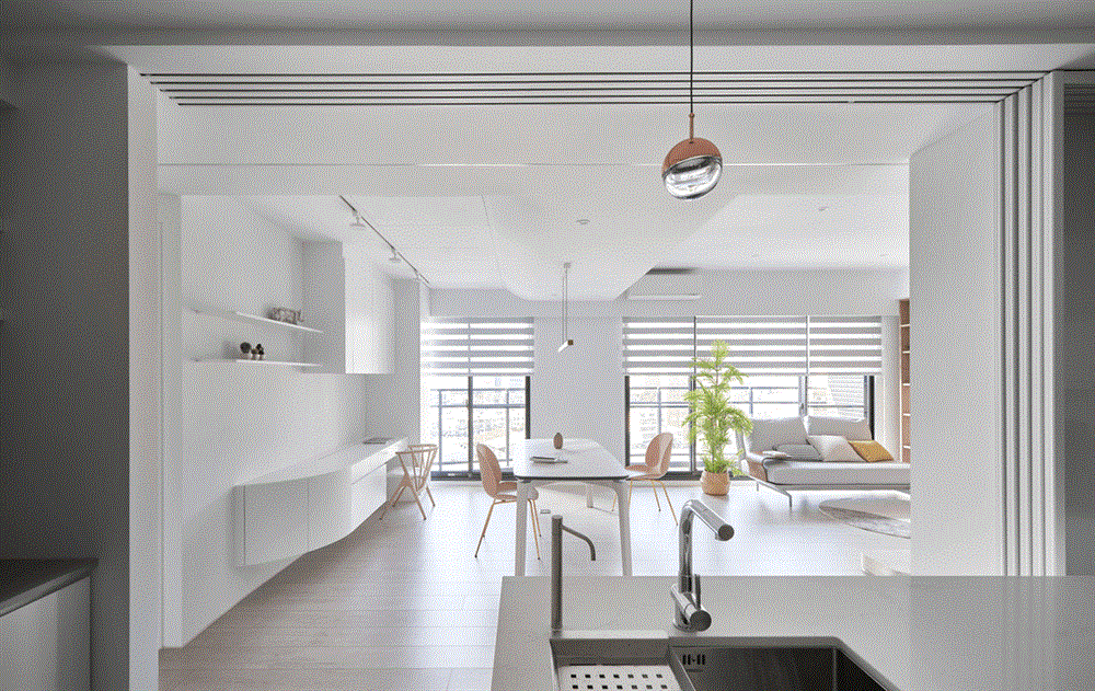 Căn nhà của một bác sĩ sẽ trông thế nào? Bức tường tivi được thiết kế trượt độc đáo, dù 80% nhà được phủ màu trắng nhưng không hề lạnh lẽo nhờ áp dụng cách này-9