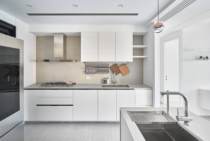 Căn nhà của một bác sĩ sẽ trông thế nào? Bức tường tivi được thiết kế trượt độc đáo, dù 80% nhà được phủ màu trắng nhưng không hề lạnh lẽo nhờ áp dụng cách này-10