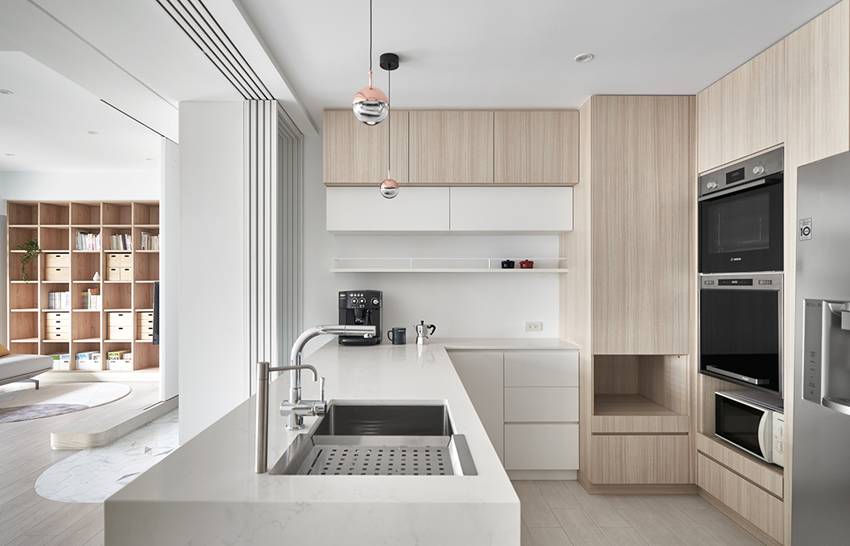 Căn nhà của một bác sĩ sẽ trông thế nào? Bức tường tivi được thiết kế trượt độc đáo, dù 80% nhà được phủ màu trắng nhưng không hề lạnh lẽo nhờ áp dụng cách này-11