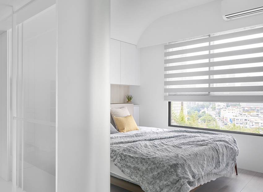 Căn nhà của một bác sĩ sẽ trông thế nào? Bức tường tivi được thiết kế trượt độc đáo, dù 80% nhà được phủ màu trắng nhưng không hề lạnh lẽo nhờ áp dụng cách này-12