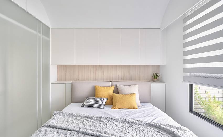 Căn nhà của một bác sĩ sẽ trông thế nào? Bức tường tivi được thiết kế trượt độc đáo, dù 80% nhà được phủ màu trắng nhưng không hề lạnh lẽo nhờ áp dụng cách này-13