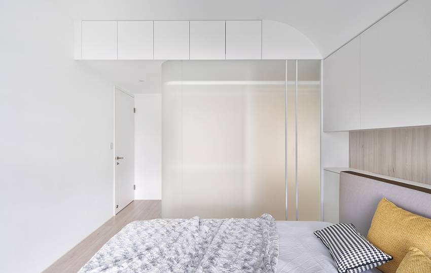 Căn nhà của một bác sĩ sẽ trông thế nào? Bức tường tivi được thiết kế trượt độc đáo, dù 80% nhà được phủ màu trắng nhưng không hề lạnh lẽo nhờ áp dụng cách này-14