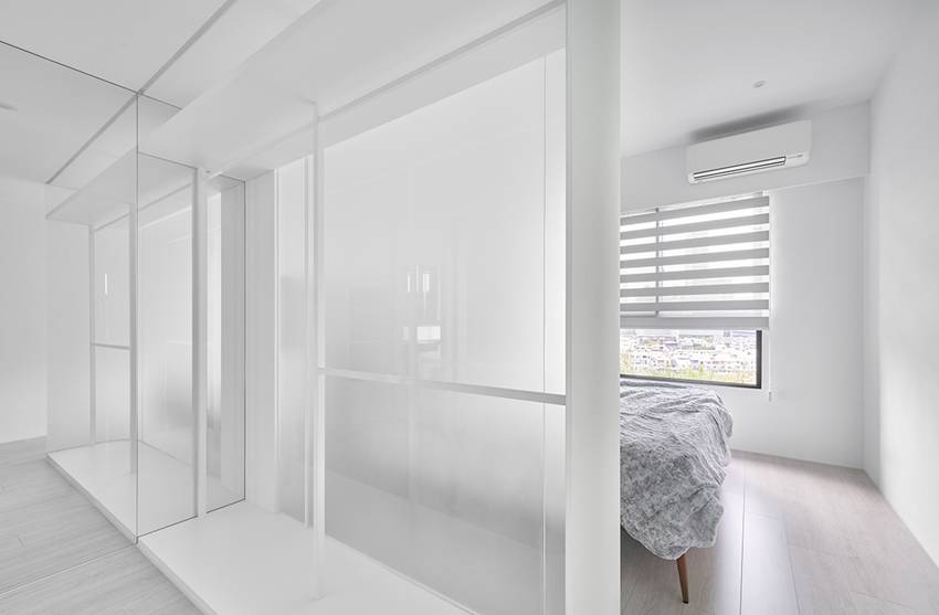 Căn nhà của một bác sĩ sẽ trông thế nào? Bức tường tivi được thiết kế trượt độc đáo, dù 80% nhà được phủ màu trắng nhưng không hề lạnh lẽo nhờ áp dụng cách này-15