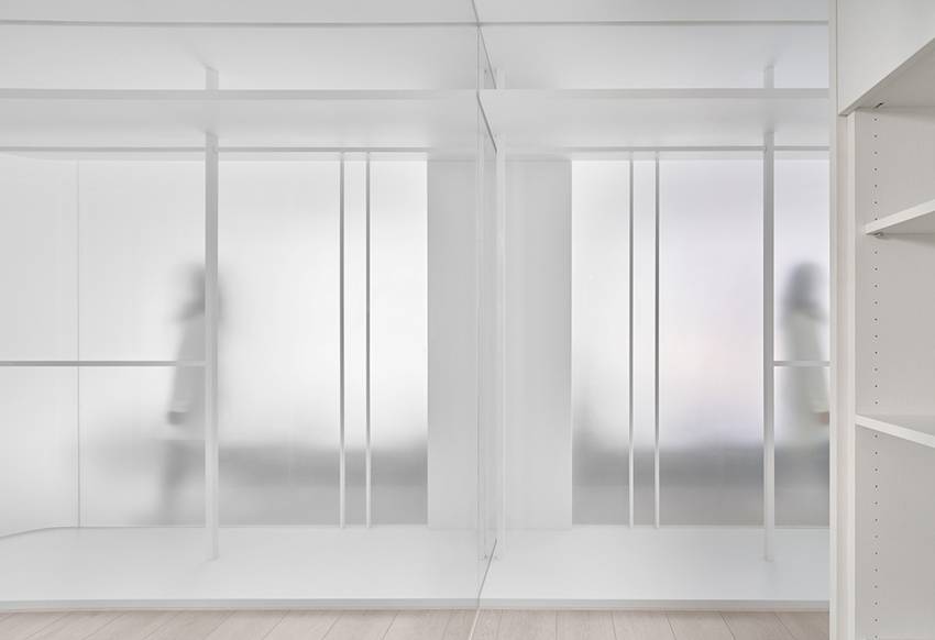 Căn nhà của một bác sĩ sẽ trông thế nào? Bức tường tivi được thiết kế trượt độc đáo, dù 80% nhà được phủ màu trắng nhưng không hề lạnh lẽo nhờ áp dụng cách này-16