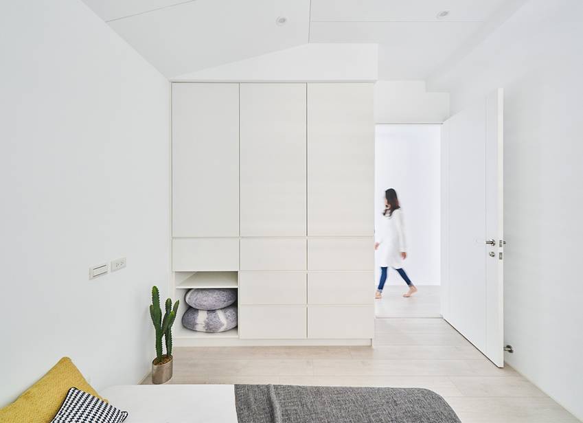 Căn nhà của một bác sĩ sẽ trông thế nào? Bức tường tivi được thiết kế trượt độc đáo, dù 80% nhà được phủ màu trắng nhưng không hề lạnh lẽo nhờ áp dụng cách này-17