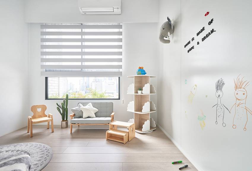 Căn nhà của một bác sĩ sẽ trông thế nào? Bức tường tivi được thiết kế trượt độc đáo, dù 80% nhà được phủ màu trắng nhưng không hề lạnh lẽo nhờ áp dụng cách này-19