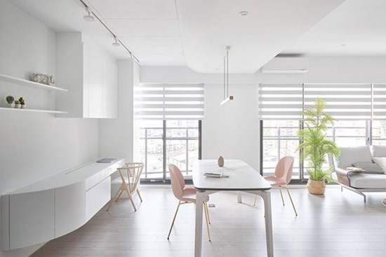 Căn nhà của một bác sĩ sẽ trông thế nào? Bức tường tivi được thiết kế trượt độc đáo, dù 80% nhà được phủ màu trắng nhưng không hề lạnh lẽo nhờ áp dụng cách này