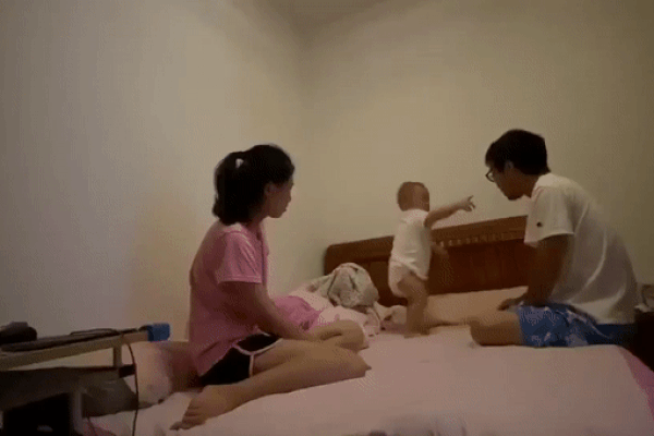 Bé trai gây sốt vì màn diễn xuất 