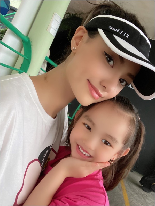 Con gái 5 tuổi của Hồng Quế quyết định cho phép mẹ đi lấy chồng, nghe lý do&nbsp;ai cũng buồn cười vì ứng biến của cô bé-5