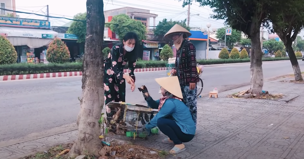 Lùm xùm khắc tên lên mai rùa chưa lắng, Thuỷ Tiên bị netizen khui lại clip treo ngược đàn cò lửa trên ô tô khi mua để phóng sinh-3