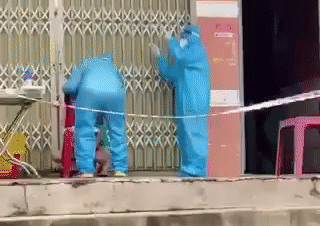 Bé gái sợ hãi khi phải lấy mẫu xét nghiệm Covid-19, nhân viên y tế có hành động đặc biệt thu hút mọi sự chú ý