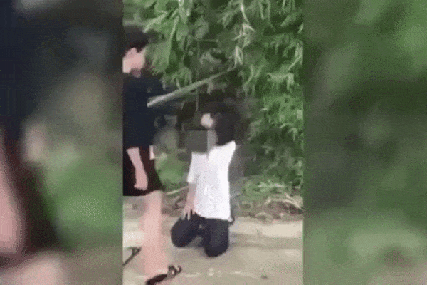 Clip: Thiếu nữ 2006 bị nhóm bạn tra tấn như thời trung cổ, cầu cứu giữa đêm khuya-2