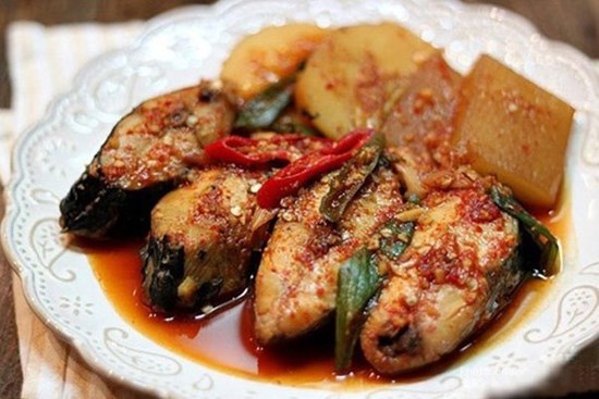 Chỉ cần cho lon nước này vào nồi cá, bạn sẽ có ngay món ăn mới lạ, ngon tuyệt hảo