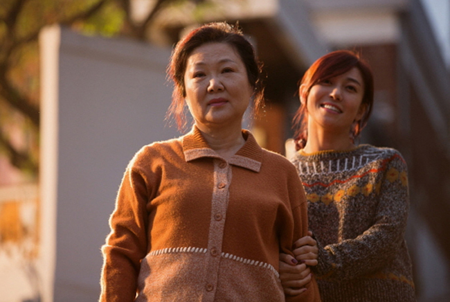 Rửa rau cho mẹ chồng lại bất ngờ bị chị dâu tát, biết sự thật tôi không thấy oan mà bật khóc nhận lỗi-1