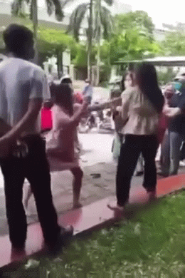 Màn đánh ghen náo loạn trên đường phố Hà Nội: Kẻ thứ ba ngông cuồng thách thức Tao đứng đây cho mày đánh đấy-2