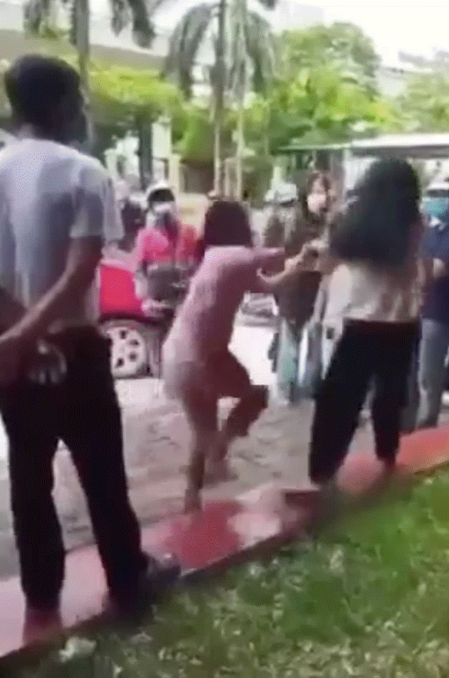 Màn đánh ghen náo loạn trên đường phố Hà Nội: Kẻ thứ ba ngông cuồng thách thức Tao đứng đây cho mày đánh đấy-3