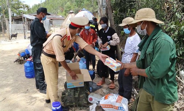 Mất việc, 30 người đi bộ xuyên đêm từ Bình Định về Quảng Ngãi-1
