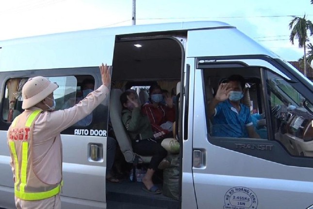 Mất việc, 30 người đi bộ xuyên đêm từ Bình Định về Quảng Ngãi-2