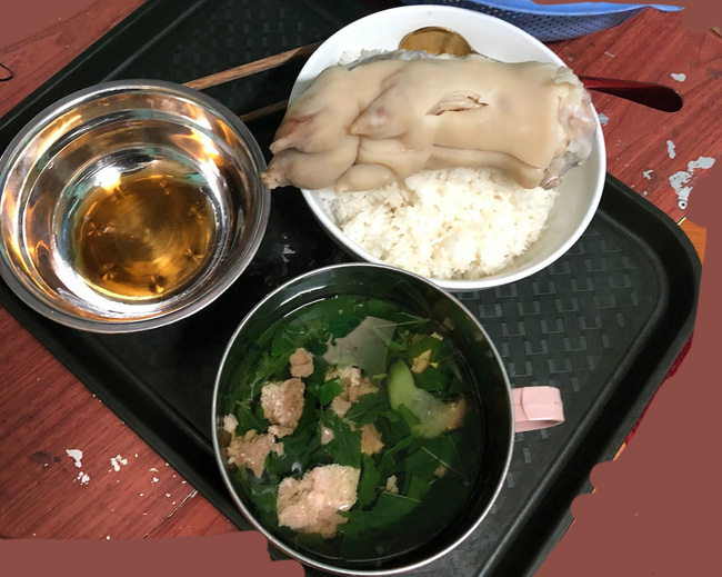 Người vợ khoe cơm cữ do chồng nấu, nhìn một món chình ình trên mâm ai cũng tò mò không biết chị sẽ ăn kiểu gì-1