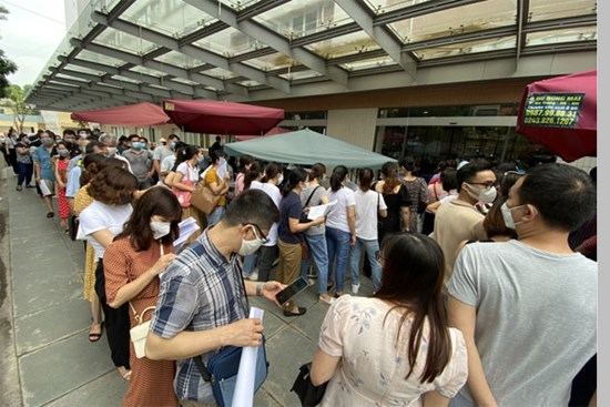 Hàng trăm người chen chúc đăng ký tiêm vaccine ở Hà Nội