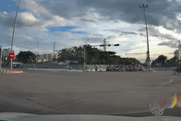 Hai xe máy vượt đèn đỏ đâm vào nhau ở giao lộ