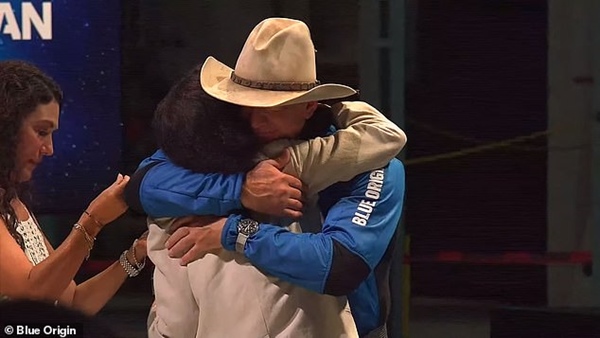 Tiết lộ người phụ nữ được tỷ phú Amazon ôm lấy đầu tiên khi quay về đất liền an toàn, kẻ thứ 3 cũng phải nhường chỗ-5