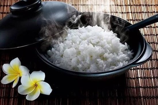 Đây là sai lầm nguy hiểm khi ăn cơm của nhiều người Việt, nếu không sớm thay đổi thì bạn sẽ 