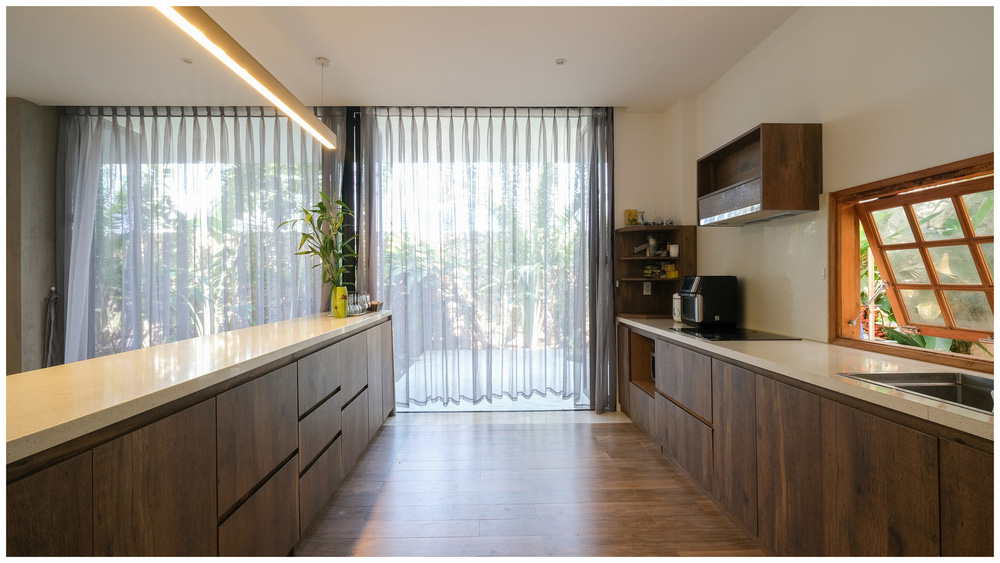 Ở đây có căn biệt thự nhiệt đới ngập cây xanh, bước vào bên trong càng wow hơn nữa vì không gian chill hệt như resort-12