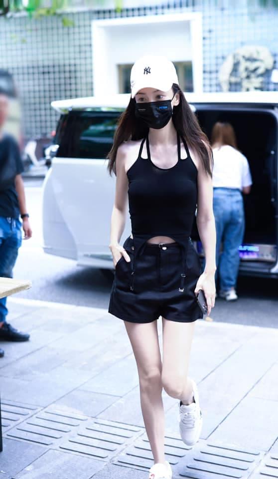 Sốc với visual của Angela Baby: Mặc áo 2 dây lộ cả xương ức, đôi chân tong teo đáng báo động-1