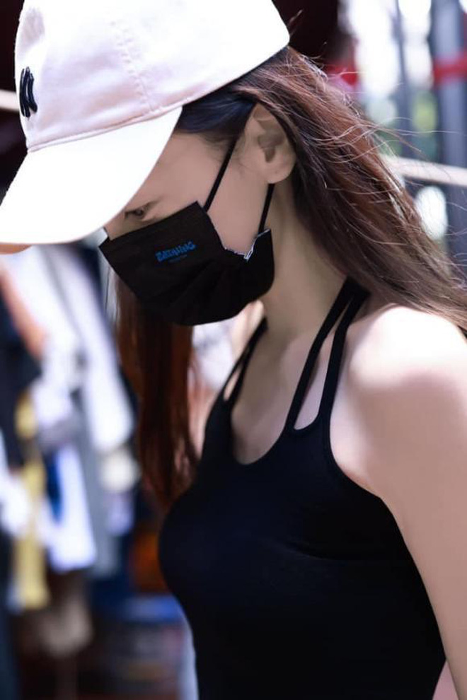 Sốc với visual của Angela Baby: Mặc áo 2 dây lộ cả xương ức, đôi chân tong teo đáng báo động-3