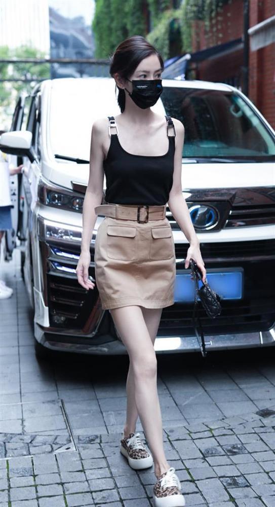 Sốc với visual của Angela Baby: Mặc áo 2 dây lộ cả xương ức, đôi chân tong teo đáng báo động-4